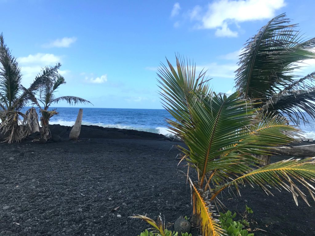 plage de sable noir Kapalana Hawaii