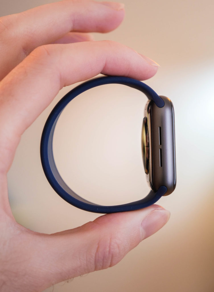 Apple Watch Series 6 et bracelet solo loop en silicone bleu